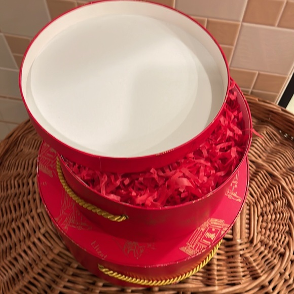 VINTAGE ELIZABETH ARDEN HAT OR STORAGE BOXES - Picture 4 of 4